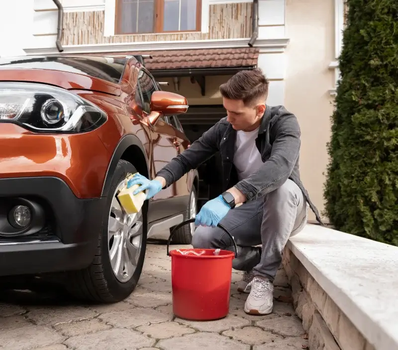 Lavage auto à domicile Sorgeat : professionnel intervenant sur un véhicule